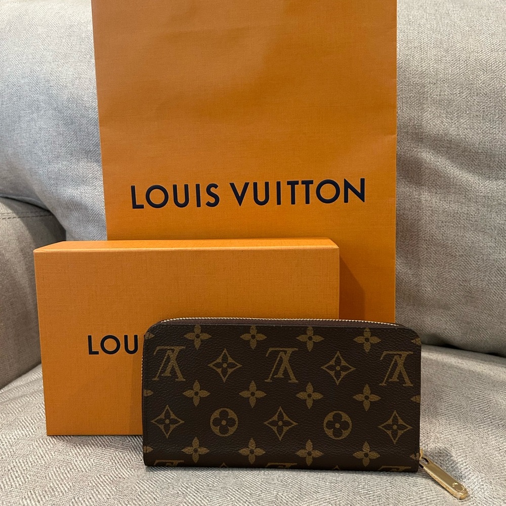 Louis Vuitton Zippy Wallet Monogram Canvas with Receipt